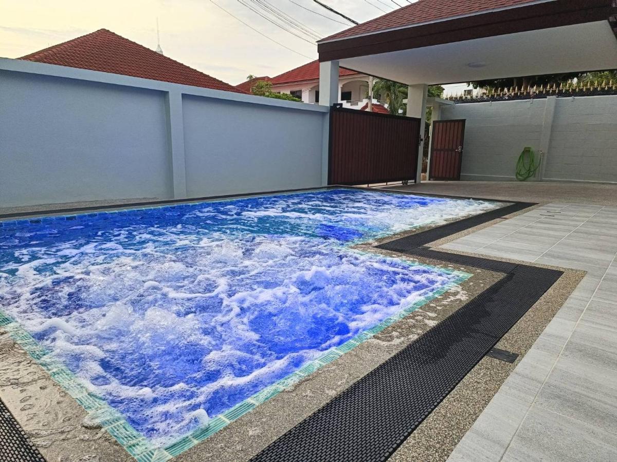 Private Pool Villa With Jacuzzi At Royal Park Village - Walk To The Beach - 6 People - Max 3 Males (Adults Only) Jomtien Exterior foto