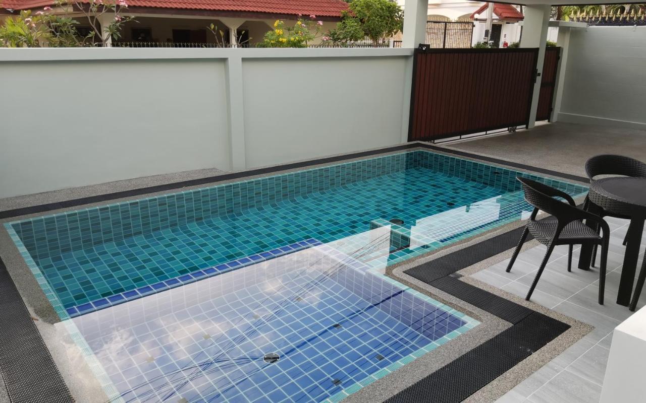 Private Pool Villa With Jacuzzi At Royal Park Village - Walk To The Beach - 6 People - Max 3 Males (Adults Only) Jomtien Exterior foto